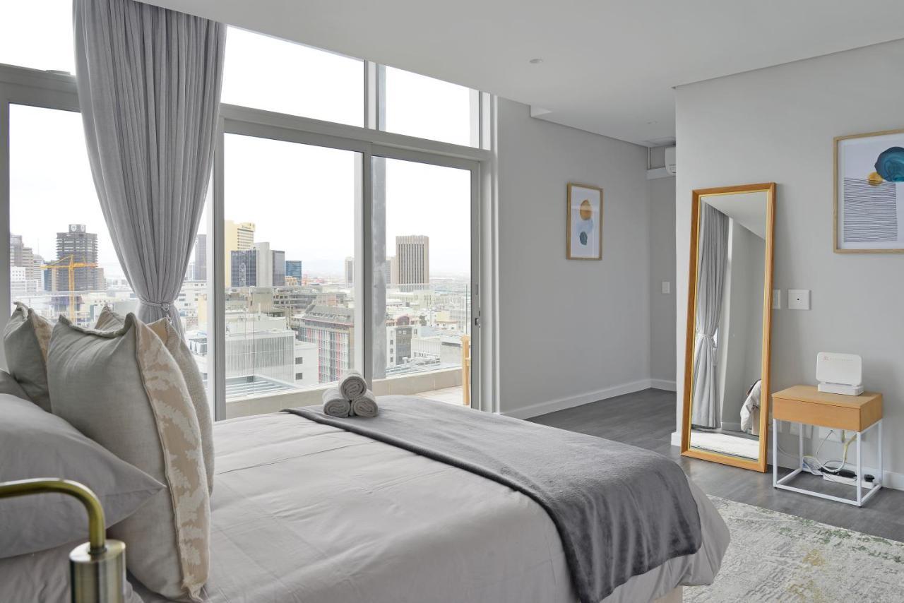 Gigi - Designer Ph With 180° Views Of City, Moutain & Ocean